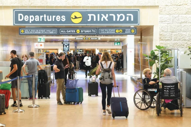 Israel recibe 225 nuevos inmigrantes en primer vuelo chárter tras ataque de Hamás