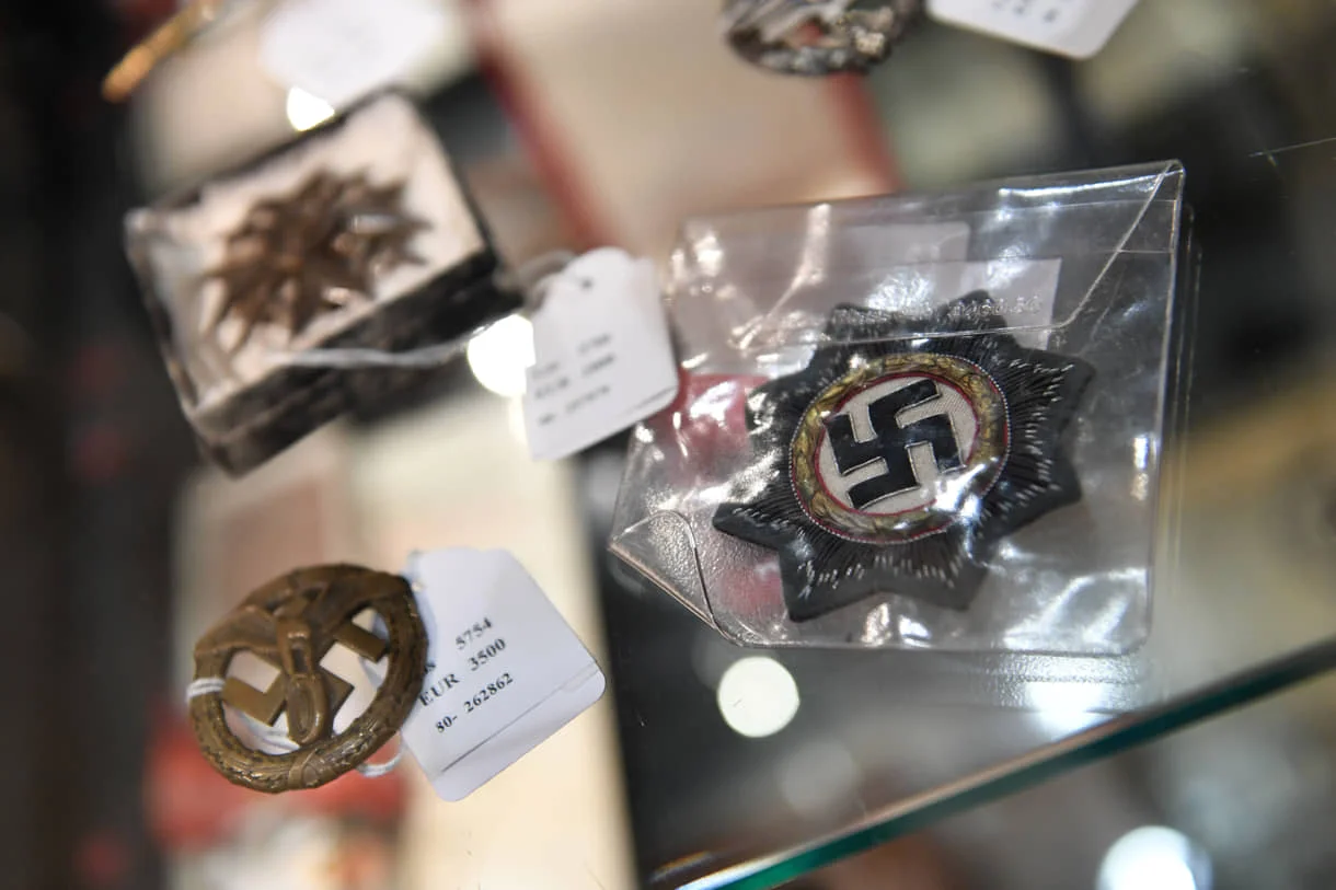 Casa de subastas irlandesa remata objetos personales de Adolf Hitler