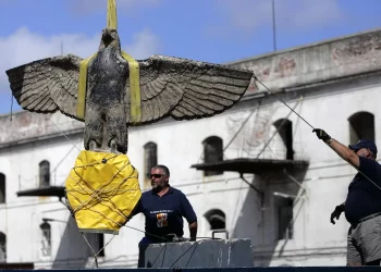 Uruguay retira plan de transformar águila nazi en paloma de la paz