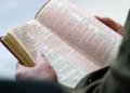 Utah reintegra la Biblia en las bibliotecas tras controversia