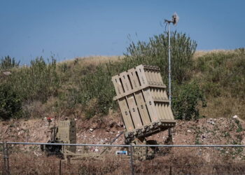Un sistema de defensa aérea Cúpula de Hierro se ve en el centro de Israel, 10 de mayo de 2023. (Avshalom Sassoni/Flash90)