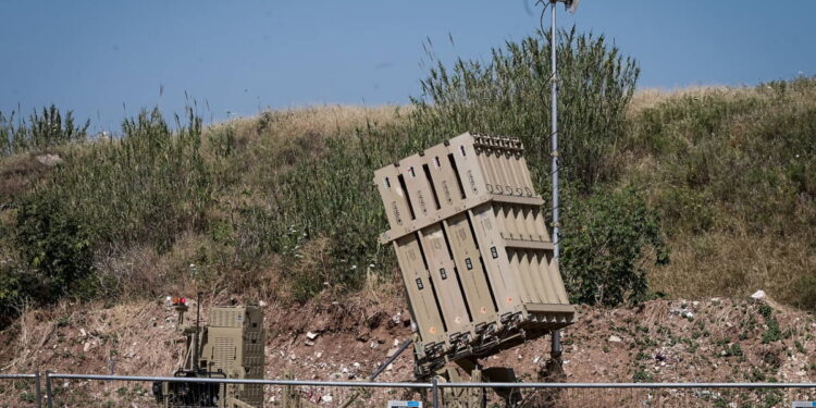Un sistema de defensa aérea Cúpula de Hierro se ve en el centro de Israel, 10 de mayo de 2023. (Avshalom Sassoni/Flash90)