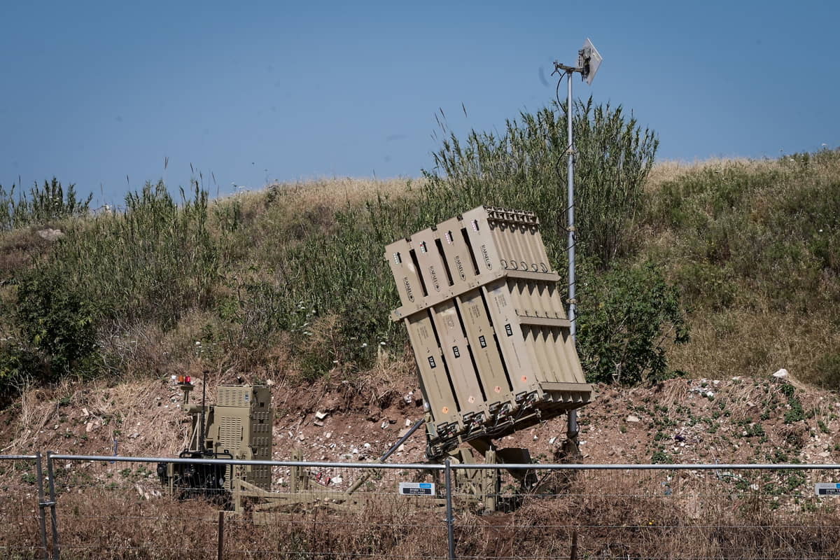 Un sistema de defensa aérea Cúpula de Hierro se ve en el centro de Israel, 10 de mayo de 2023. (Avshalom Sassoni/Flash90)