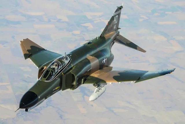 F-4 Phantom evita por poco chocar contra una camioneta