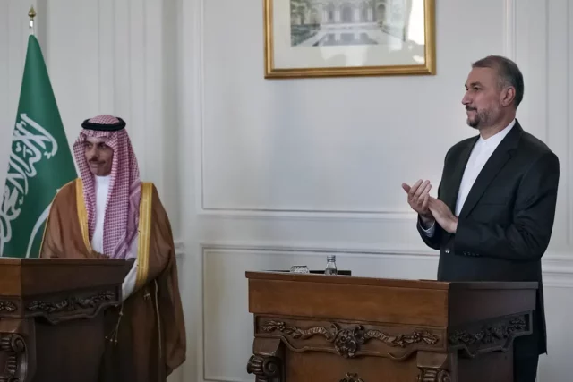 Ministro saudí modifica locación para conferencia en Teherán debido a un retrato de Soleimani