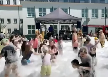 Ciudad polaca organiza fiesta de burbujas en un parque infantil sobre tumbas judías