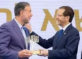 Israel premia a David Hager por su trabajo con la comunidad Haredi