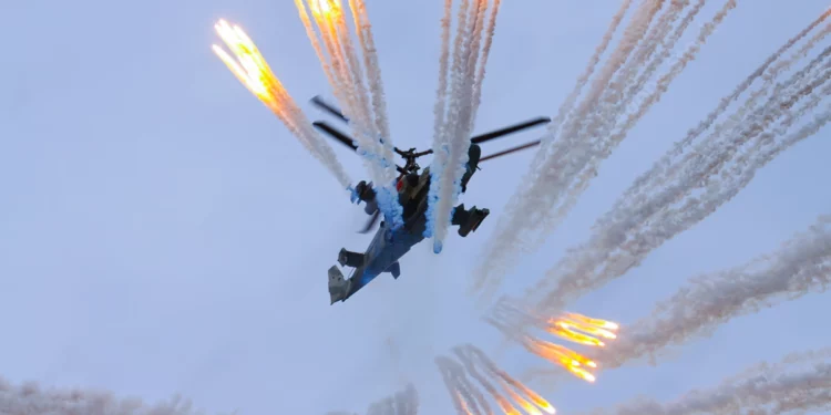 Helicóptero Ka-52 de Rusia evade misiles antiaéreos con señuelos
