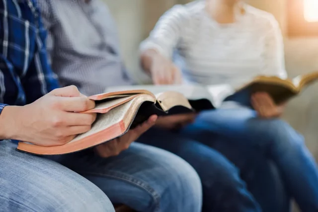 Biblia excluida de las aulas en Utah debido a su contenido “inadecuado para los jóvenes”