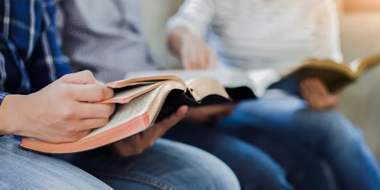 Biblia excluida de las aulas en Utah debido a su contenido “inadecuado para los jóvenes”
