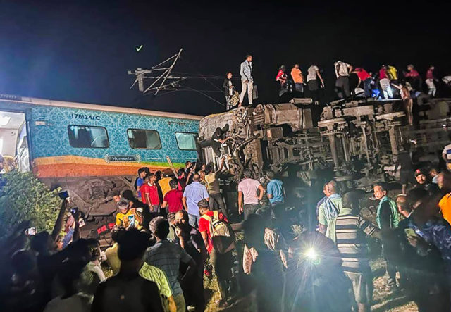 Finalizan las labores de rescate tras la catástrofe ferroviaria en India que cobró más de 300 vidas