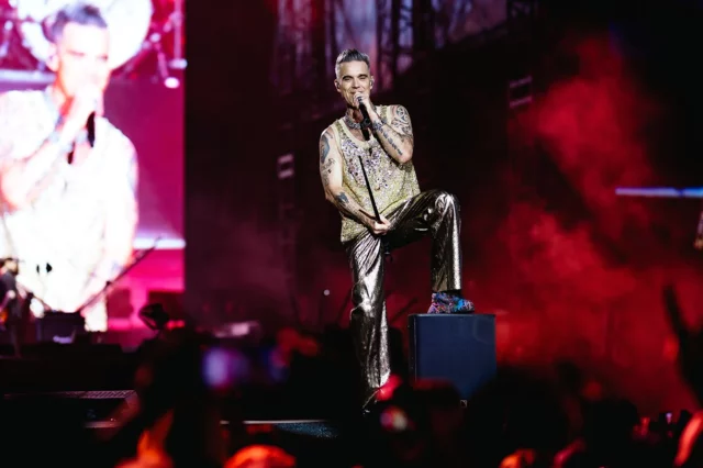 Robbie Williams deleita a Israel con un concierto estelar en Tel Aviv