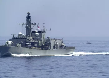 Las armadas estadounidense y británica acuden al rescate de un buque acosado por Irán en el Golfo Pérsico