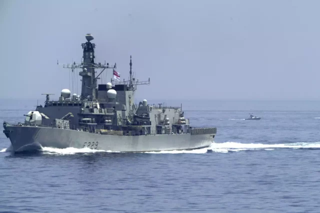 Las armadas estadounidense y británica acuden al rescate de un buque acosado por Irán en el Golfo Pérsico