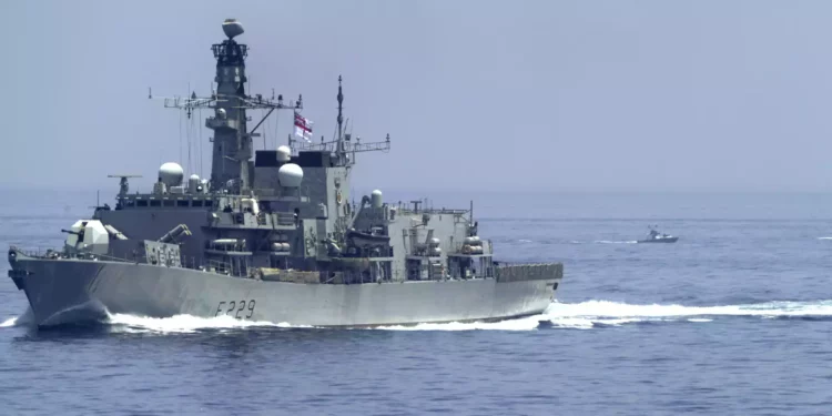 Las armadas estadounidense y británica acuden al rescate de un buque acosado por Irán en el Golfo Pérsico