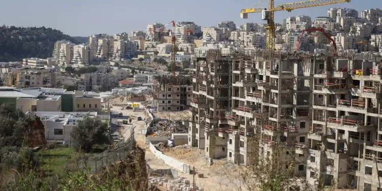 Informe: Netanyahu se comprometió a congelar la construcción en Judea y Samaria durante conversación con Biden