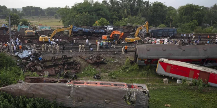 Finalizan las labores de rescate tras la catástrofe ferroviaria en India que cobró más de 300 vidas