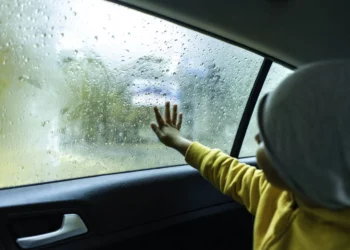 Padres israelíes olvidan a su hija en el coche durante toda la noche