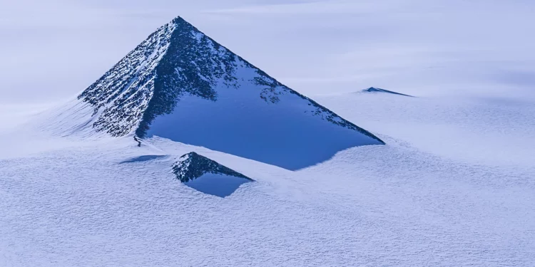 La “Pirámide” que emergió en la Antártida genera especulaciones