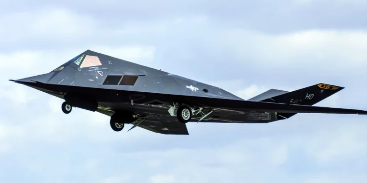 F-117 Nighthawk: Redefinió las reglas de combate furtivo