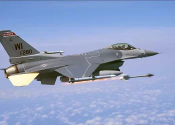 Logro histórico: Caza F-16 dispara un misil avanzado AIM-120D-3