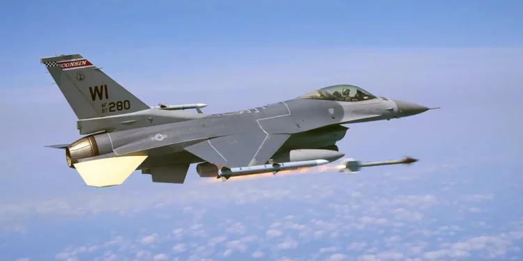 Logro histórico: Caza F-16 dispara un misil avanzado AIM-120D-3
