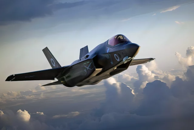 Cazas F-35 vuelan justo en el patio trasero “militar” de Rusia