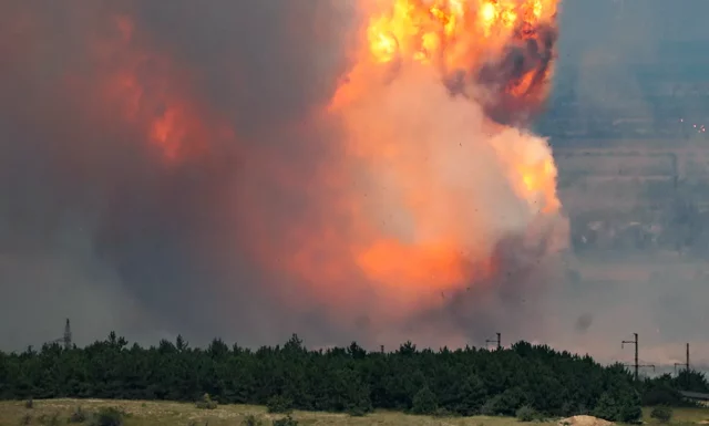 Incendio en base militar rusa en Crimea: miles de evacuados