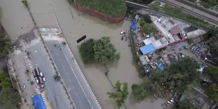 Israel ubica a todos sus ciudadanos tras inundaciones en la India