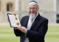 El Gran Rabino recibe el título de Caballero