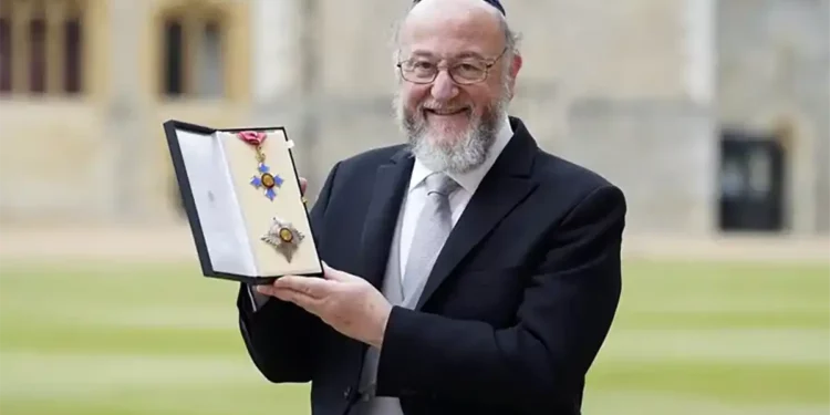 El Gran Rabino recibe el título de Caballero