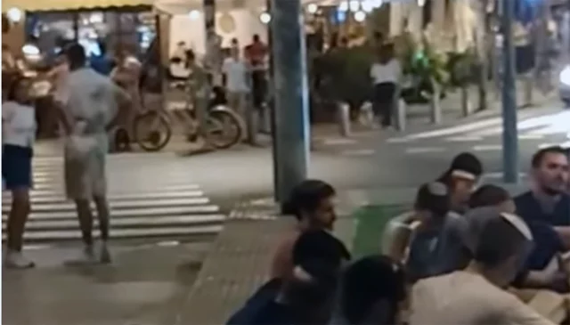 Tisha B’Av: Lamentaciones frente a restaurante abierto en Tel Aviv