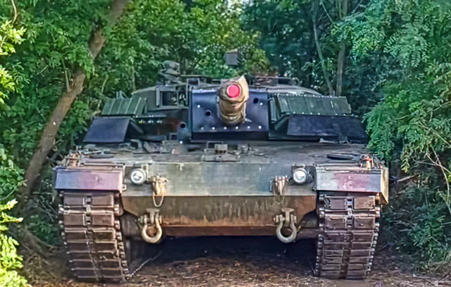 Tanque alemán Leopard 2A4 con blindaje soviético en Ucrania