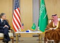 El Secretario de Estado de los Estados Unidos, Antony Blinken (a la izquierda), se reúne con el Ministro de Relaciones Exteriores de Arabia Saudita, Príncipe Faisal bin Farhan, en Riad, Arabia Saudita, el 7 de junio de 2023. (Ahmed Yosri/Pool/AFP)