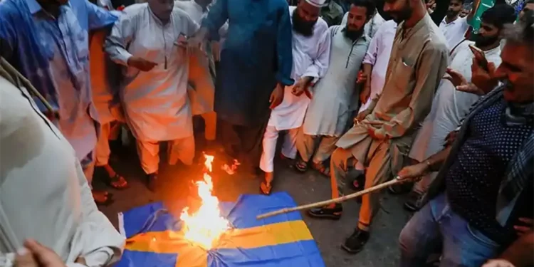 Irak: Manifestantes incendian la embajada sueca en Bagdad