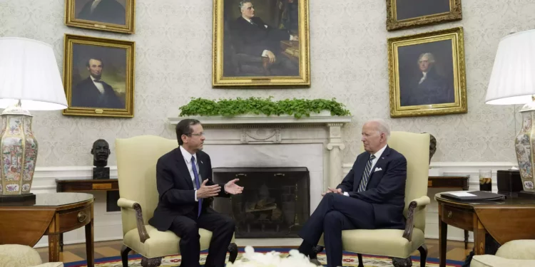 Herzog en reunión con Biden defiende la democracia israelí