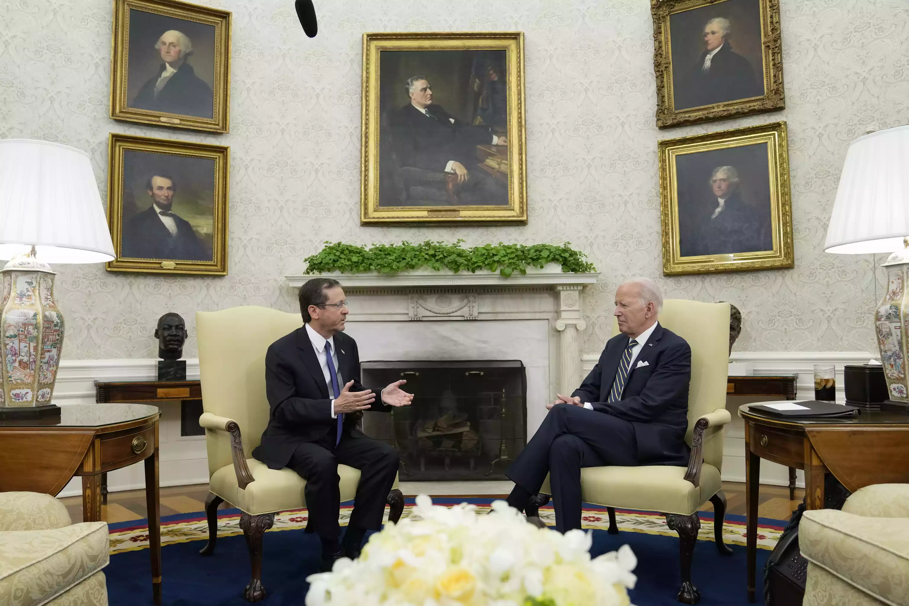 Herzog en reunión con Biden defiende la democracia israelí