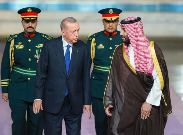 Erdogan busca inversión del Golfo para la economía turca