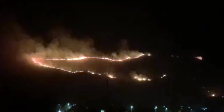 Bomberos controlan incendio cerca de kibutz en el norte de Israel