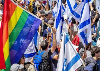 Manifestantes bloquean edificio de tribunales rabínicos en Tel Aviv