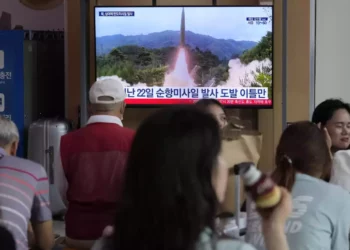 Corea del Norte lanza misiles tras llegada de submarino de EE. UU.
