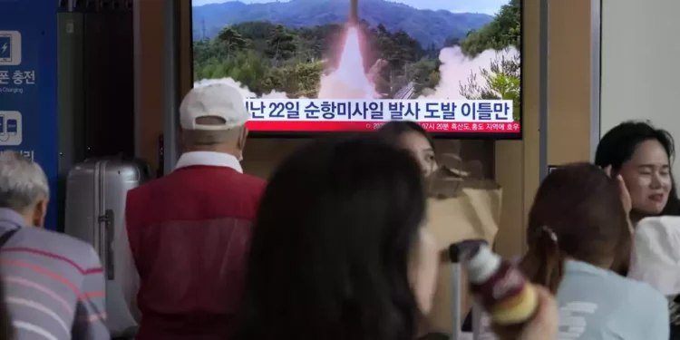 Corea del Norte lanza misiles tras llegada de submarino de EE. UU.