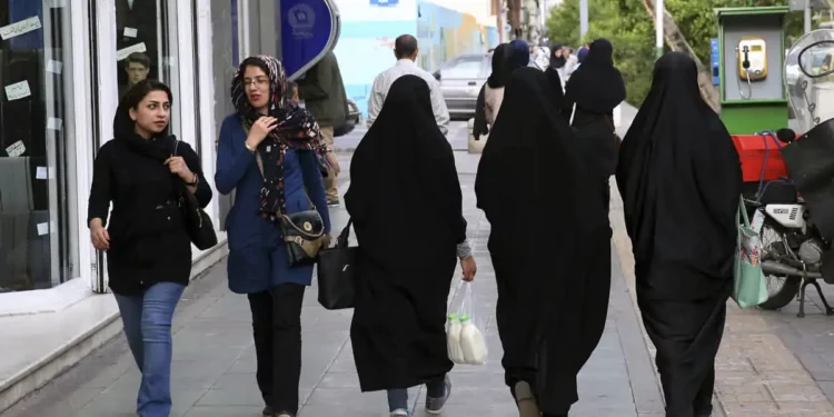 Irán cierra gigante del e-commerce por fotos de empleadas sin velo