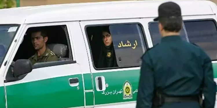 Irán reintroduce la “policía de la moralidad” para supervisar el velo obligatorio