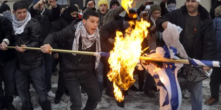 Estocolmo aprueba quema pública de la Torá frente a embajada israelí