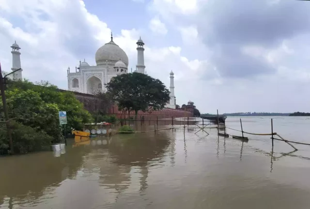 Muros del Taj Mahal inundados por monzones en la India