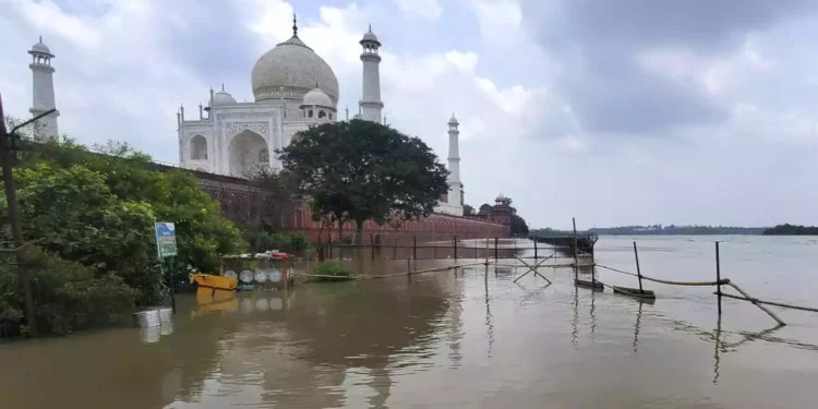 Muros del Taj Mahal inundados por monzones en la India