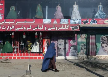 Talibanes prohíben los salones de belleza femeninos en Afganistán
