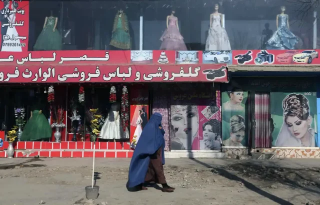 Talibanes prohíben los salones de belleza femeninos en Afganistán
