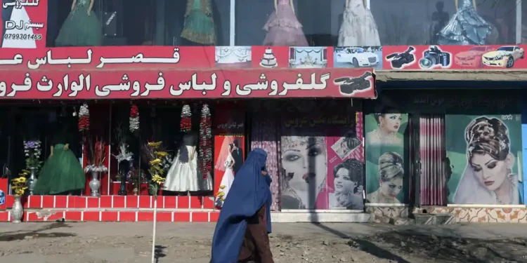 Talibanes prohíben los salones de belleza femeninos en Afganistán